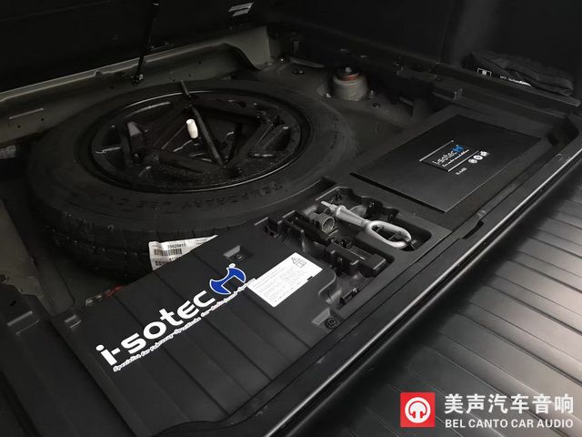 8 两台艾索特R4.400功放安装在备胎侧边.jpg