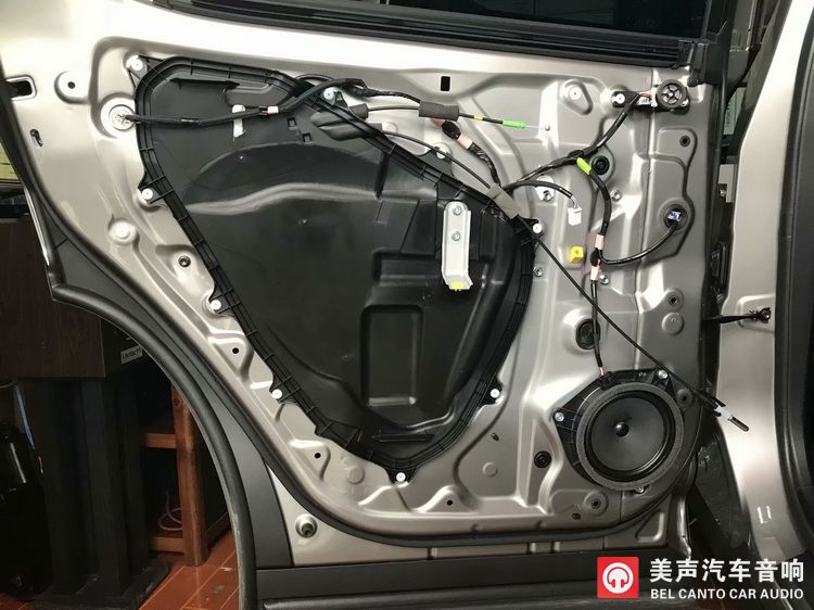 7 拆下门板饰盖，发现门板内部无任何隔音处理，风噪极易窜入车厢.jpg