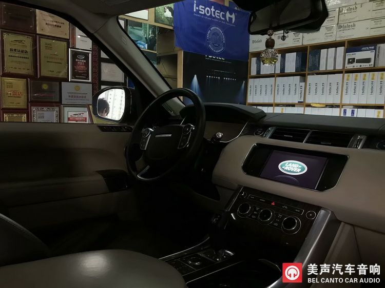 1-1 路虎揽胜的中控台内饰十分简约.jpg