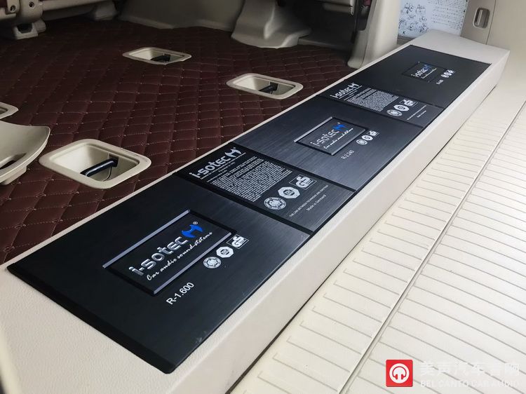 6 三台艾索特功放安装在尾箱的效果图.jpg