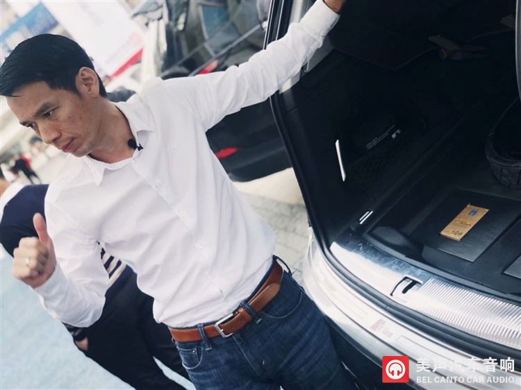 9.CarCAV汽车影音网总裁阿锦对成都美声改装团队的尾箱工艺竖起拇指.jpg