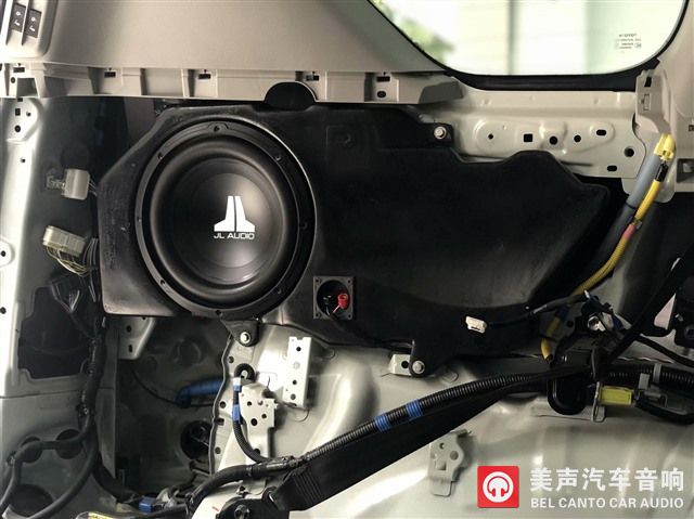 10捷力10寸超低音利用尾箱侧壁空隙位进行安装.jpg